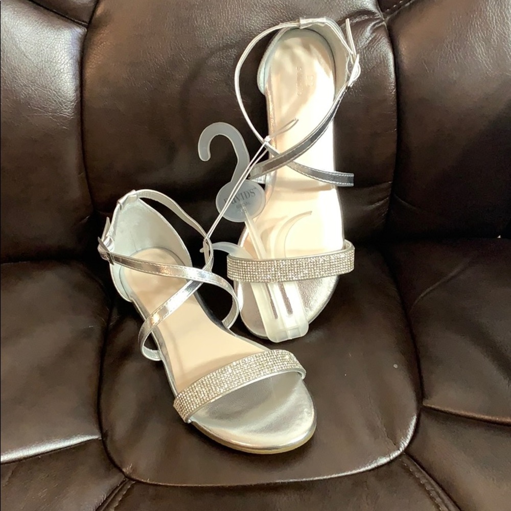 Brand new David’s Bridal Silver Sandals Sz 8